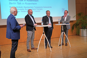  v.l. Christian Anders diskutiert mit Thomas Drinkuth (RGT), Jochen Grönegräs (BF) und Frank Lange (VFF) die aktuellen Gesetzesinitiativen der Berliner Politik.
 