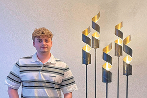  Levi Adam, Sieger der Deutschen Meisterschaft im Bereich Metallgestaltung, päsentiert sich mit seinem Gesellenstück. 