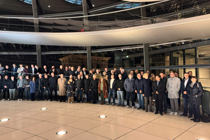  Die Teilnehmer der Wintergartentage beim Besuch der gläsernen Kuppel über dem Bundestag. 