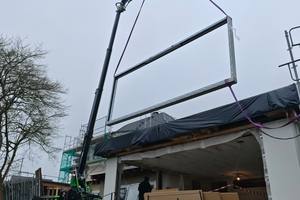  Der Hebekran ist auf der Baustelle ein wichtiges Gerät - insbesondere angesichts der immer höheren Flügelgewichte. 