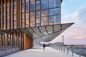  Die 1.000 m² auskragende, umlaufende Vordachkonstruktion ist ein prägendes Element für die Architektur. 