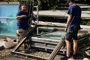  Auf dem Werksgelände von Heinrich Würfel wurden die alten Fenster entglast und die Materialien sortenrein getrennt.
 