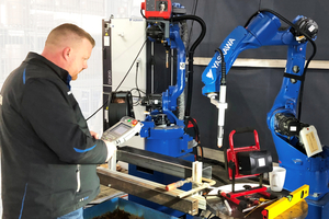  Der Roboter wird für die Plasmaschneidversuche in der Landfabrik in Windeck eingerichtet. 