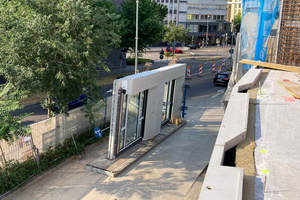  Die Module aus Ortbetonwand plus Dämmung, vorgehängter Betonfassade inklusive Fenster und Sonnenschutz wurden von Zuber Beton aus Crailsheim auf die Baustelle in Pforzheim transportiert und eingebaut. 