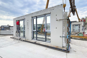  Statt auf der Baustelle hatten die Fenstermonteure ihren Arbeitsplatz beim Betonfertigteilhersteller.  