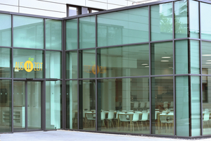  Die Cafeteria von BASF Coating ist ein Referenzprojekt. Für das Gebäude in Münster wurde die Fassade mit bis zu 300 Fenstern in zwei Bauabschnitten erstellt. 