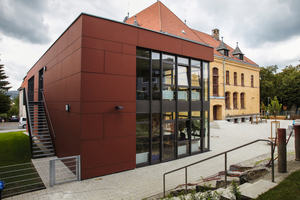  Für die Präparandie in Arnsberg hat Hesse Metallbau die Fassade ­ausgeführt. 