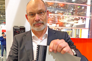  Neu: Ein Schnelllauftor mit einer Art Reißverschluss, das sich bei einer Kollision mit dem Folienbehang automatisch selbst reparieren kann. 