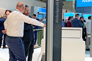  Die Marke Planet von Assa Abloy hat ihr Fingerschutzportfolio in der Baureihe FSA 8800 für Drehflügeltüren speziell auf das Dr. Hahn Türband 4 AT abgestimmt. 