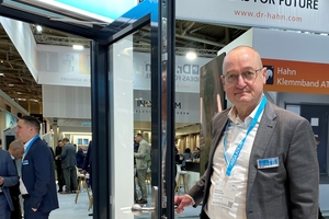  Für Stahlrohrrahmentüren präsentierte Gerhard Hennecke auf dem Stand von Assa Abloy eine neuartige Schlossreihe. 