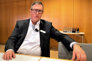  Hans Seel führt bei Schüco ein Vertriebsteam von ca. 260 Mitarbeitern, darunter 70 Architektenberater. 