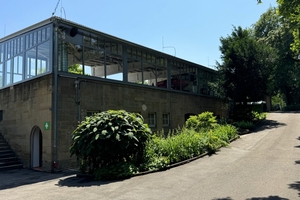  Die Holzfassade wurde abgebaut und wegen der Statik gegen eine Aluminiumfassade getauscht. 