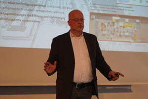  Thomas Meibert von Gropyus, erläuterte wie digitalisierte Gebäude in Holz-Beton-Bauweise zum Preis von ca. 3.000 Euro/m² und zu 90% vorgefertigt vom Fließband rollen können. 
