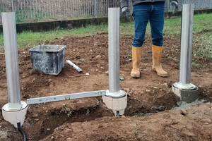  Die Steuerung kann mit dem mitgelieferten Kabel in 15 Metern, bei bauseitiger Verlängerung in 30 Metern Entfernung platziert werden und bis zu zwei Poller bedienen. 