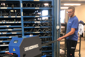  Die Firma Schmid Metallbau in Zeiningen im Kanton Aargau hat die Crea-Wheel in ihre Fertigungslinie integriert und produziert nun im Float. 