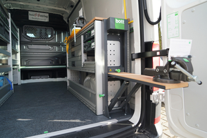  Der Testtransporter war beispielhaft mit zwei Bott-Regalen ausgestattet, rechts war eine Werkbank mit Schraubstock und Schubladen integriert.  