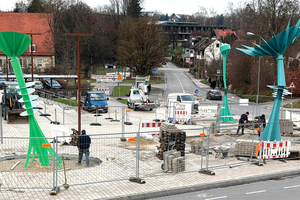  Die acht Meter hohen Blüteninstallationen hat die Schlosserei Dopfer für die Hochschule Weihenstephan-Triesdorf gebaut. 
