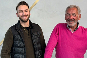 Junior- Nicolas und Seniorchef Markus ­Peintner führten die Fenster und ­Türen der Werkhalle 3 in ­Neuaubing aus. 
