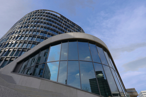  Neben der Gebäudehülle des Büroturms führte Feldhaus auch die Pfosten-Riegel-Fassade des Zugangfoyers aus. 