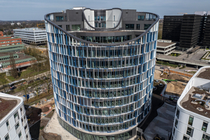  Mit dem ovalförmigen Büroturm über 13 Stockwerke hat der Hamburger Norden zwischen Stadtpark und Flughafen eine neue Landmarke erhalten. 