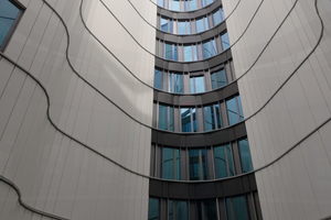  Mit dem Innenhof ist das Bürogebäude nicht nur außen, sondern auch innen wie ein Ring ausformuliert. 