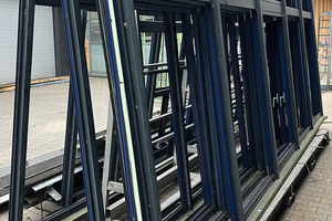  Die Aluminiumelemente und die Gläser der Bestandsfassade wurden demontiert und recycelt. 