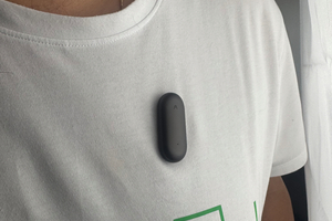  Mit dem Plaud NotePin am Shirt wird das Kundengespräch aufgezeichnet. Via App wird die Audiodatei in einen strukturierten Text gewandelt.  