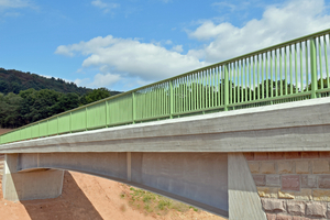  Am Geländer der Brücke wurden die Schweißnähte nach dem Feuerverzinken durchthermisches Spritzen mit Zink und zusätzliche Versiegelung ausgebessert. 