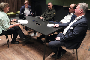  Mit Chefredakteurin Stefanie Manger (v.l.) im Gespräch sind vier Mitarbeiter von Teckentrup: Jana Kobusch vom Marketing, Daniel Pischke, Alexander Bauer und Marc Wellerdiek. 