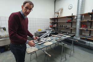  Andreas Perrot erklärt: Schmiede fertigen Schlagwerke an, Schlosser bauen die Zifferblätter und wiegen die Zeiger aus. 