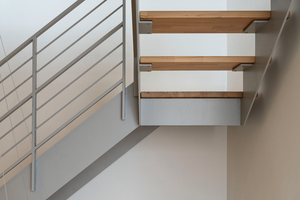  Die Duplex-Treppe vereint die Optik von Sägezahn- und Flachstahlwange. 