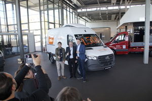  1.500 Mercedes-Benz Vans für die Tafeln; v. r.: David Perdomo Hollatz, Leiter Vertrieb und Marketing Mercedes-Benz Vans Deutschland, Andreas Steppuhn, Vorstandsvorsitzender Tafel Deutschland e.V. und Marko Reimer, Schwäbische Tafel Stuttgart. 