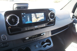  Der Testsprinter 319 CDI extralang 4WD in der Ausstattung Select hatte ein edles Cockpit mit dem modernen Multimediasystem MBUX.  
