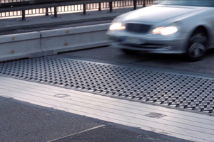  Übergangskonstruktion unter Verkehr. Die Rauten mindern Überfahrgeräusche.&nbsp;&nbsp;  