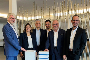  Die Geschäftsführung von Krapp: Roland Krapp (Gesellschafter), Jana Sommer (COO Zaun- &amp; Außenanlagen), Matthias Wilms (CFO Tore &amp; Türen), Patrick Darger (COO Heizung, Sanitär, Klima &amp; Lüftung), Siegfried Lammers (COO Bau &amp; Industrie) und Sascha Heil (Vorsitz der Geschäftsführung, CEO in allen Geschäftsbereichen). 