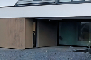  Passanten nehmen das Garagentor als Gebäudefassade wahr ... 