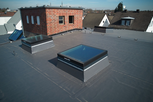  Laut Hersteller sollen die Kingspan Essmann Flachdachfenster FDF neo plus wartungsfreundlich sein. 