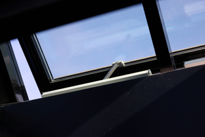  Das thermisch getrennte Echtglas-Sattellichtband bietet nicht nur Luft- und Wasserdichtheit, sondern hat auch einen Wind- und Regenmelder für eine automatisierte Steuerung integriert. 
