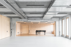  Die Zinkverkleidung der Fassade setzt sich im Inneren mit verzinkten Bauteilen fort und schafft ein harmonisches Gesamtbild. 