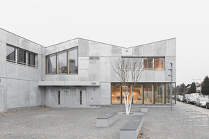  Für die Architektur des Zentrums für Sprache und Bewegung (ZSB) wurde Zink als wesentliches gestalterisches Element eingesetzt. 