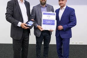 Anerkennung ‚CI durch Stahlmasten‘ v.l.: Árpád Novak (Bollinger und Grohmann ZT), Arno Sorger (Präsident Stahlbauverband). 
