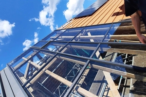  Aluminium-Glas-Überdachung einer Scheune zur Nutzung der Scheune als Wohnhaus. 