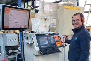  Metallbauer Lukas Settler am Profil-Bearbeitungszentrum. Mit LogiKal MES sieht er die Zuschnittspläne digital auf dem Bildschirm. 