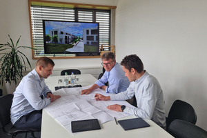  Die Geschäftsführer v.l.: Alexander Warmke (Ingenieur), Thomas Warmke Senior (Metallbaumeister) und Thomas Warmke Junior (Statiker) bei der Projektbesprechung. 