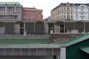  Eine Art Markthalle in Stahlskelettkonstruktion gegliedert in mehrere Module bietet öffentliche Räumlichkeiten für Veranstaltungen. 