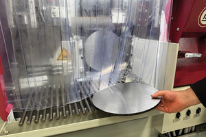  Der Sägeautomat HBM500SC schneidet ein Vollstahl-Rundprofil mit einem Durchmesser von 30 cm in 1,48 Minuten. 