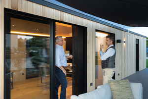 Die Vertriebsexperten Andreas Grimm (l.) und Armin Leinen haben sich im neuen Showhome „dallwig_annex“ zum Gespräch getroffen. 