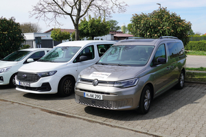  Der Caddy V und links daneben sein Bruder Ford Tourneo Connect. 