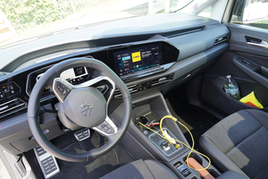  Das digitale Cockpit ist übersichtlich und als bauliche Einheit mit dem digitalen Bildschirm für Navi, Telefon und Entertainment angeordnet. 