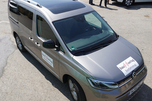 Der Caddy Hochdachkombi, das Testfahrzeug für den Bauverlag, hatte eine Reihe von Sonderausstattungen und ein Panoramadach. 
